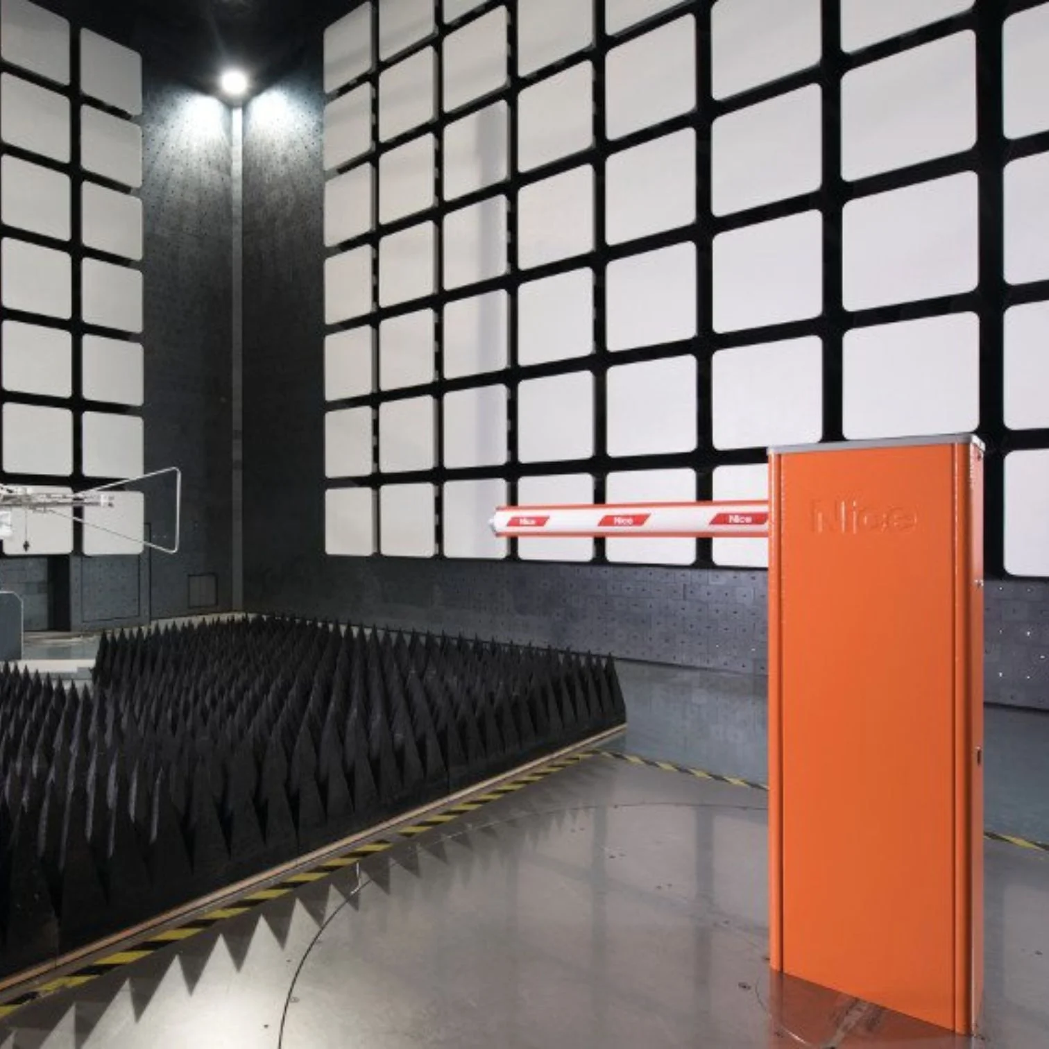 Nice WIDE S μπάρα parking σε εργαστήριο δοκιμών ηλεκτρομαγνητικής συμβατότητας - τεχνολογία αιχμής SFK