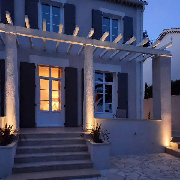 Είσοδος κατοικίας με φωτισμό Key